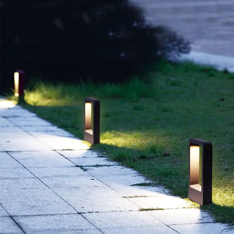 Outdoor garden lamp featuring a 15W LED light, designed with durable cast aluminum for enhanced longevity, perfect for illuminating pathways and patios. 0